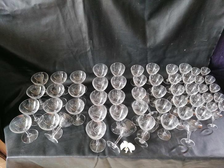 VSL - „OUCHY” gegraveerd kristallen servies, 56 stuks, Antiek en Kunst, Antiek | Glaswerk en Kristal, Ophalen of Verzenden