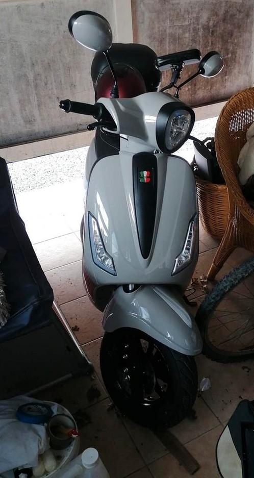 GTS bravo, grijs/wit, met koffer, helm en gps setup, Fietsen en Brommers, Scooters | Vespa, Zo goed als nieuw, Ophalen