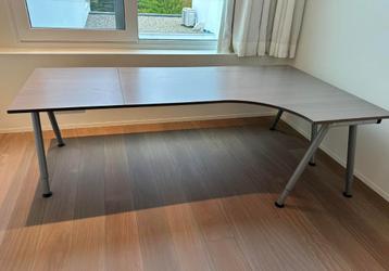 Bureau + Kast beschikbaar voor biedingen