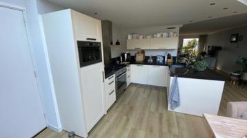 MODERNE U VORM KEUKEN + APPARATUUR  beschikbaar voor biedingen