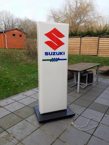 Totem enseigne lumineux Suzuki  beschikbaar voor biedingen