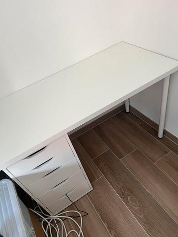 Bureau wit beschikbaar voor biedingen