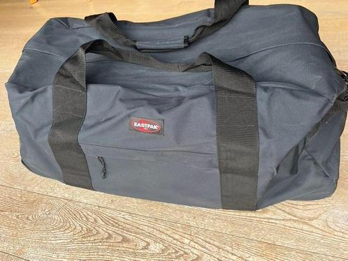 Grote Blauwe reistas Eastpak met wieltjes, Handtassen en Accessoires, Tassen | Reistassen en Weekendtassen, Zo goed als nieuw