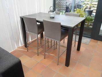 Bartafel met 4 stoelen beschikbaar voor biedingen