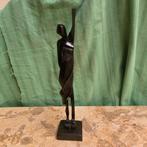 Abstract houten beeldje van een vrouw (26cm hoog), Ophalen