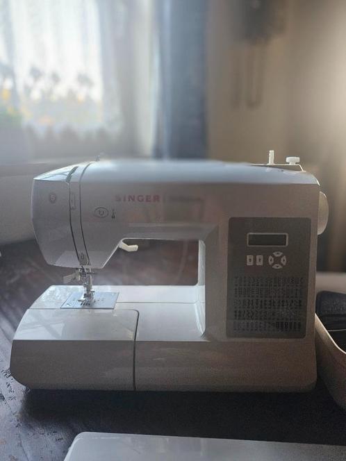 Machine à coudre Singer utilisée seulement 2x + accessoires, Hobby en Vrije tijd, Naaimachines en Toebehoren, Zo goed als nieuw