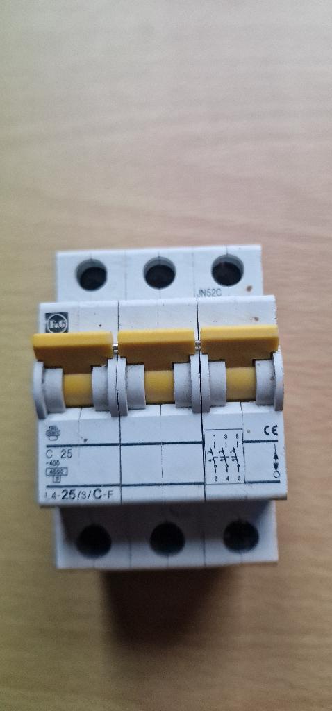 Disjoncteur 03 phases+ différentiel 03 phases + n, Bricolage & Construction, Électricité & Câbles, Utilisé, Autres types, Enlèvement