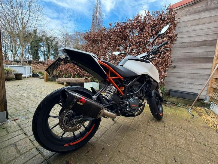 KTM Duke 125 - 9700Km - Akrapovic - Topconditie *, Motoren, Motoren | KTM, Particulier, 11 kW of minder, 1 cilinder, Ophalen