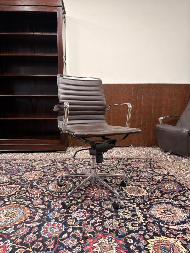 Moderne Bureaustoel Kopie Eames Vitra EA117, Antiek en Kunst, Antiek | Kantoor en Zakelijk, Ophalen of Verzenden