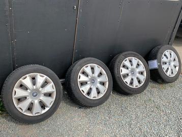 Mooie ford velgen met banden goede staat beschikbaar voor biedingen