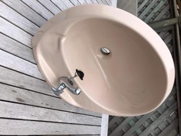 Keramiek beige wastafel 50/50 cm. GRATIS beschikbaar voor biedingen