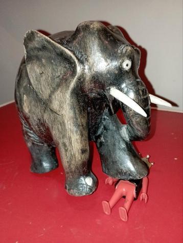 648) De verschrikte olifant beschikbaar voor biedingen