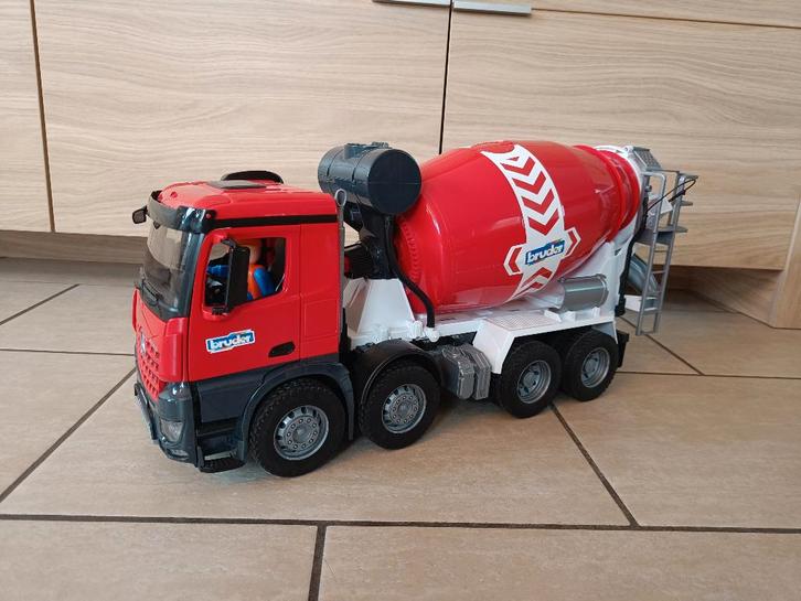 Rode Mercedes betonmixer Bruder, Kinderen en Baby's, Speelgoed |Speelgoedvoertuigen, Zo goed als nieuw, Ophalen of Verzenden