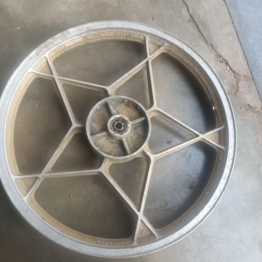 Suzuki  jante à baton 18 ", Motos, Pièces | Oldtimers & Ancêtres, Enlèvement ou Envoi