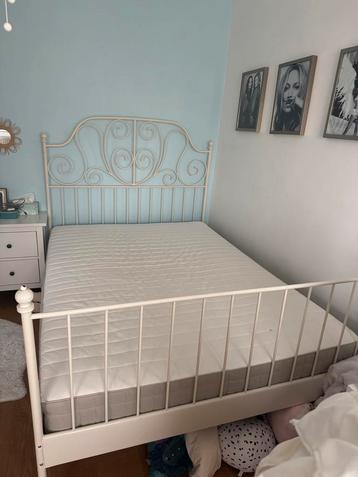 Metalen bed + ikea matras + lattenbodem beschikbaar voor biedingen