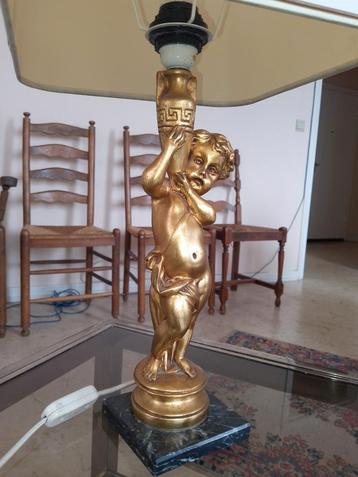 Gouden lamp met cherubijn op marmeren voet beschikbaar voor biedingen