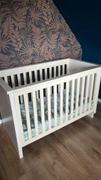 Baby bed met matras in hoog verstelbaar, Kinderen en Baby's, Ophalen, Gebruikt, 70 tot 85 cm, Minder dan 140 cm