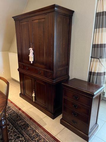 Vol eiken vitrinekast (Charm Classic) beschikbaar voor biedingen