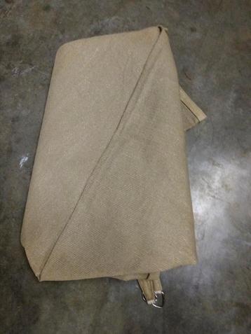 Waterdoorlatend zonnezeil  driehoek beschikbaar voor biedingen