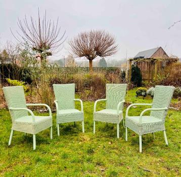 Vier olijfgroene rieten stoelen
