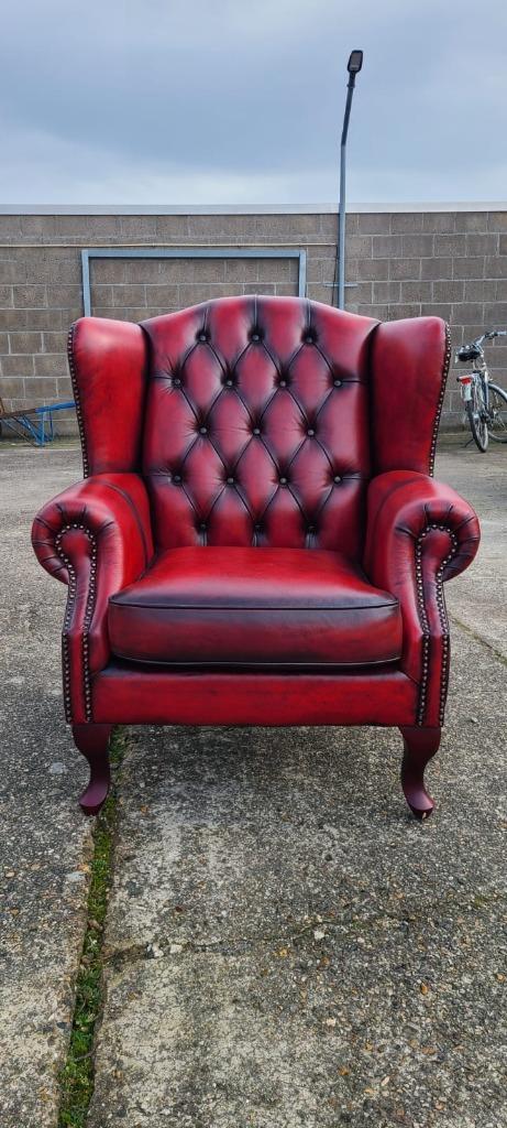 Originele Chesterfield oorfauteuil in oxblood red ZGAN, Antiek en Kunst, Antiek | Meubels | Stoelen en Sofa's, Ophalen of Verzenden