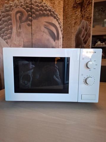 Micro- ondes Bosch blanc 800 Watts beschikbaar voor biedingen