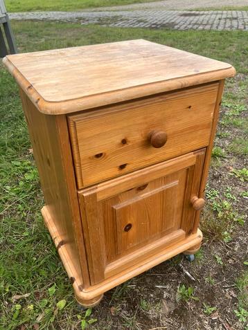 Houten Kastje met wieltjes | 0471594993 beschikbaar voor biedingen