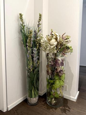 Decoratieve vazen ​​met SIA-bloemen beschikbaar voor biedingen