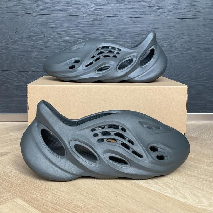 Yeezy Foam RNNR Carbon maat 47 NIEUW, Kleding | Heren, Schoenen, Sneakers, Verzenden