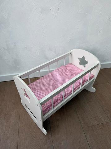 Speelgoed wiegje beschikbaar voor biedingen