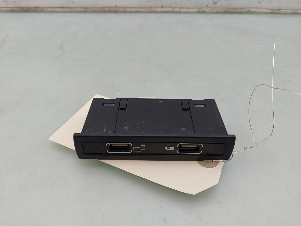 PORT AUX/USB Mercedes-Benz GLE (W166) (01-2015/10-2018), Autos : Pièces & Accessoires, Dhr. J. Ham, Mercedes-Benz, Administratie@autoham.nl