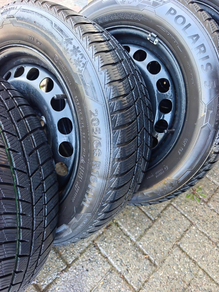 Winterbanden 205/60 R16 VW Sharan + velgen + wieldoppen, Autos : Pièces & Accessoires, Pneus & Jantes, Pneus hiver, 16 pouces