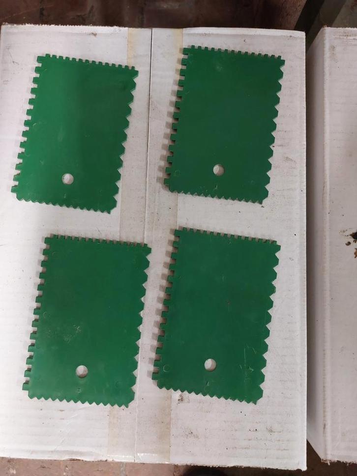 Ensemble de 4 spatules dentées en plastique/peignes à colle, Bricolage & Construction, Peinture, Vernis & Laque, Enlèvement