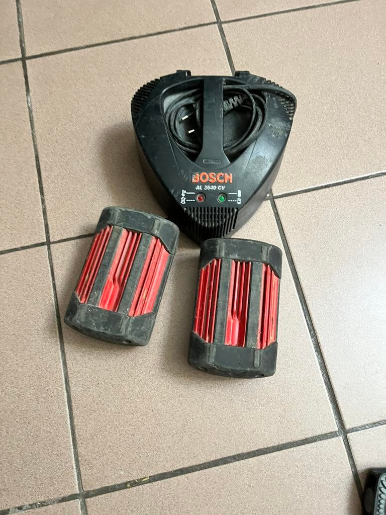 acculader met 2x accu's.bosch, Ophalen, Zo goed als nieuw