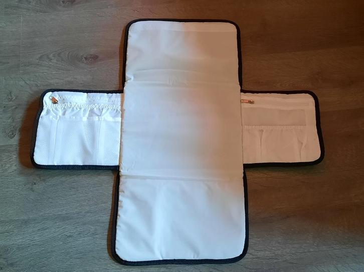 Verschoningsmat - opvouwbaar aankleedkussen, Kinderen en Baby's, Luiertassen, Zo goed als nieuw, Ophalen