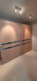 Grote kledingkast met 2 schuifdeuren + melkglas in alu frame, Avec tablette(s), Comme neuf, Enlèvement, Moderne en eigentijdse uitstraling