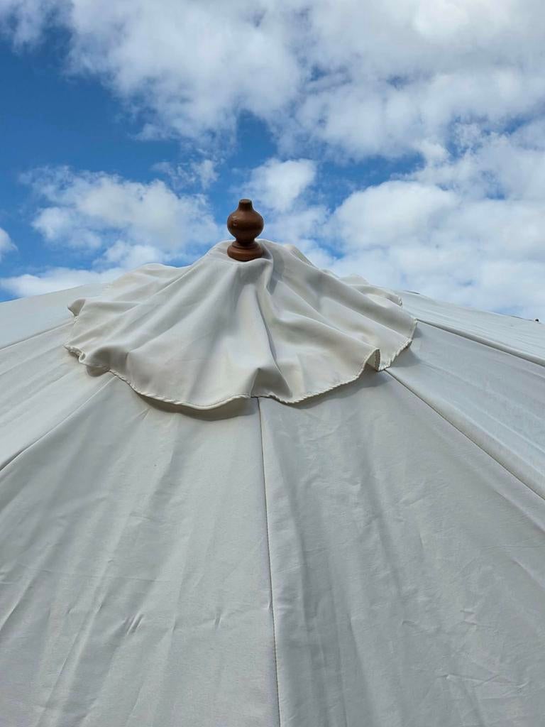 Parapluie écru avec bâton en bois amovible., Comme neuf, Enlèvement, 2 à 3 mètres, Réglable