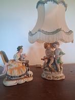 Beeldje  in porselein   met lampenkapjes en vrouw met hondje, Enlèvement