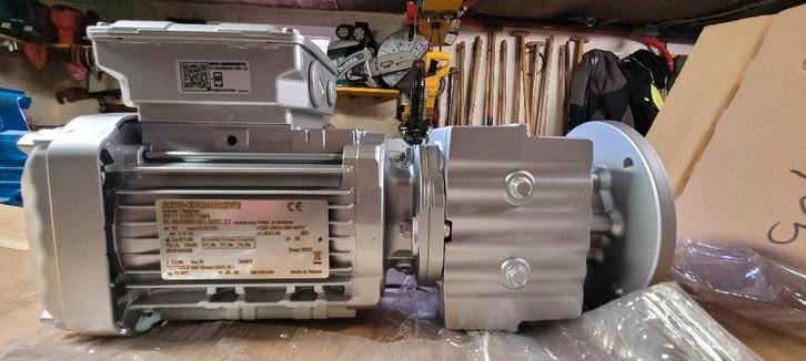 Motor SEW-EURODRIVE RF17 DRN71M4 (nieuwprijs 1174€, Doe-het-zelf en Bouw, Motoren, Nieuw, Elektromotor, Ophalen
