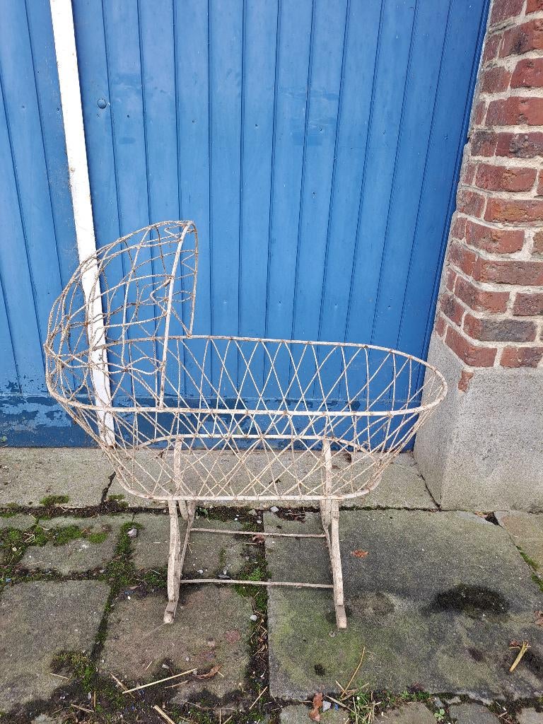 Vintage wiegje van metaal. Decoratief verzamelstuk, Enlèvement, Utilisé