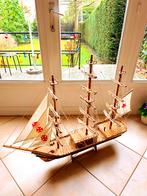 Prachtig gedetailleerd houten zeilbootmodel.