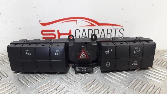 Commutateur éclairage d'urgence d'un Mercedes CLC-Klasse, Autos : Pièces & Accessoires, Tableau de bord & Interrupteurs, Mercedes-Benz