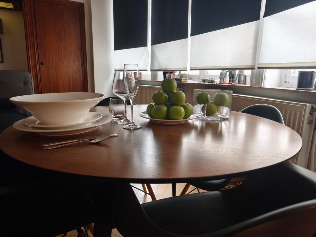 Table en noyer Vintage +4 chaises noir style "Charles Eames, Huis en Inrichting, Ophalen