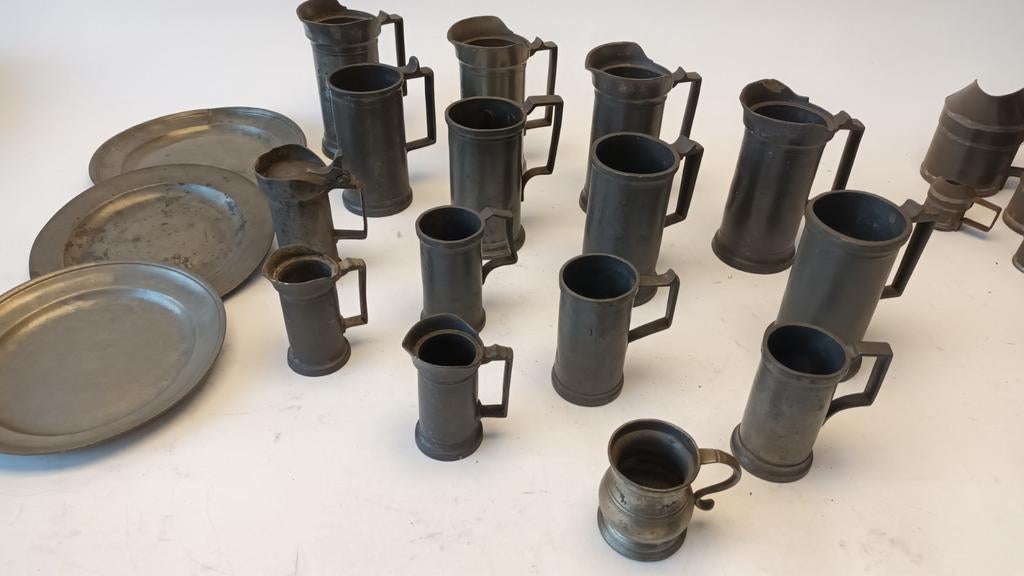 Collection de tasses et d'assiettes en étain, Antiquités & Art, Enlèvement