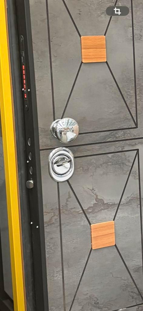 Hogewaardige  stalen buitendeur met extra beveiligingen., Doe-het-zelf en Bouw, Deuren en Vliegenramen, Zo goed als nieuw, Buitendeur