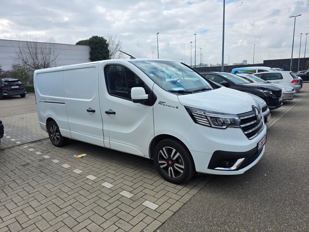 Renault Trafic Red edition, bj. 2023/02 150pk, Auto's, Bestelwagens en Lichte vracht, Stof, Renault, Wit, Diesel