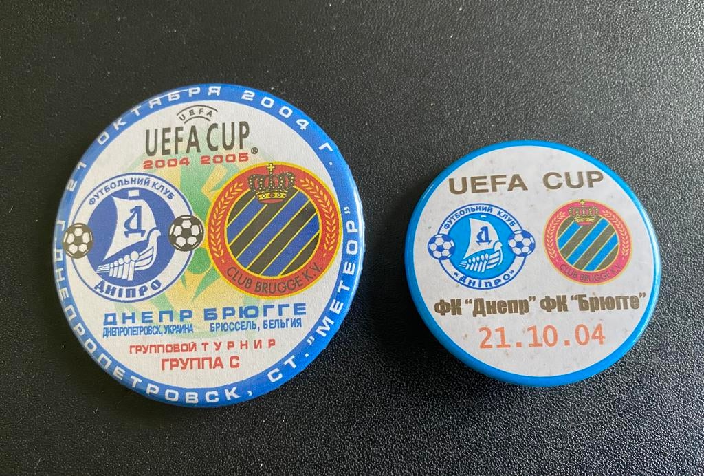 2 badges Dnipro Club Bruges 2004, Collections, Enlèvement ou Envoi, Utilisé
