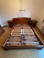Klassiek houten bed met nachtkastjes en 3-deurs kast., Ophalen, Zo goed als nieuw, Tweepersoons