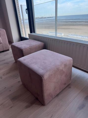 Twee poefs in perfecte staat beschikbaar voor biedingen