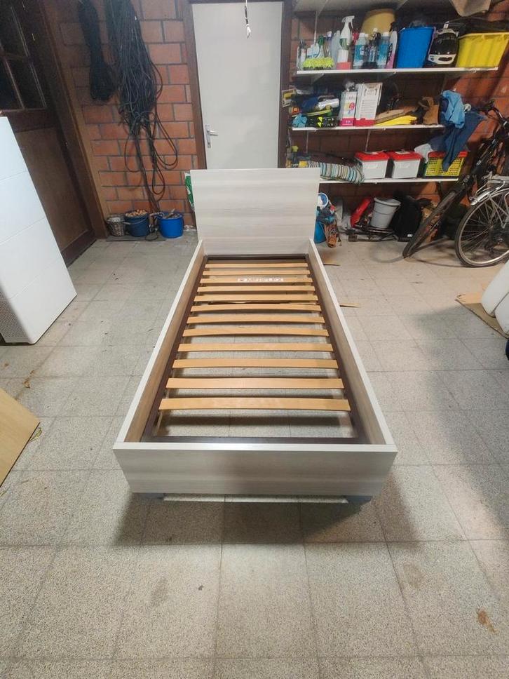 Bed 90x200, Enfants & Bébés, Chambre d'enfant | Lits, Comme neuf, 180 cm ou plus, 85 à 100 cm, Sommier à lattes, Enlèvement